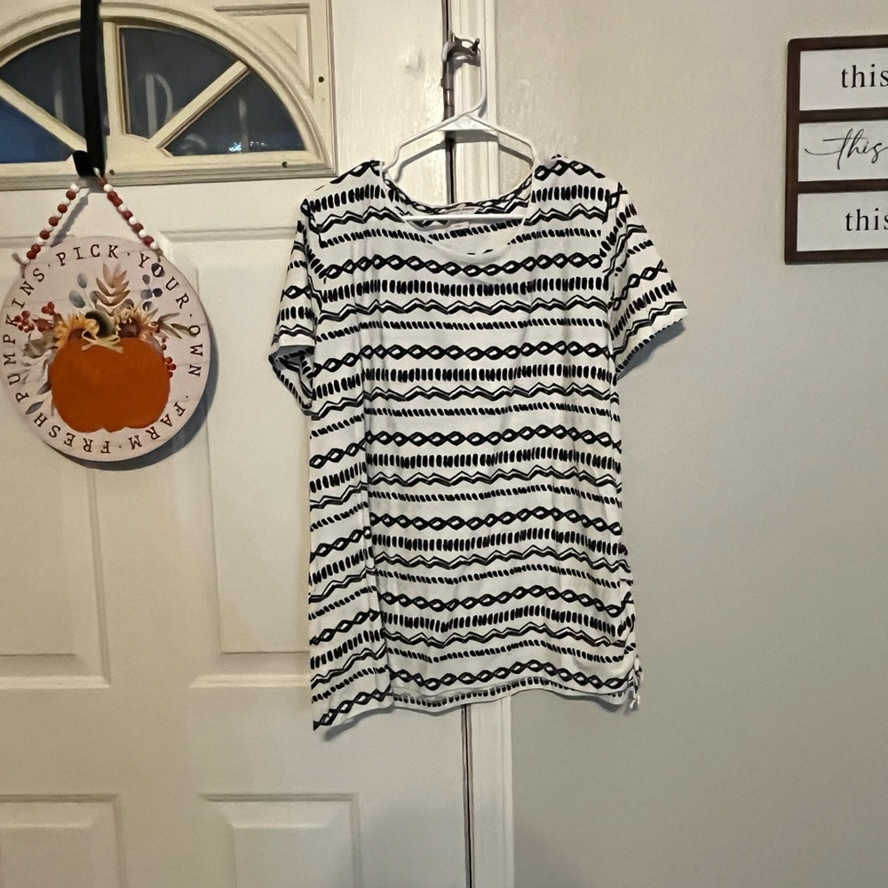 Allison Daley Black and White Geometric Short Sleeve Top